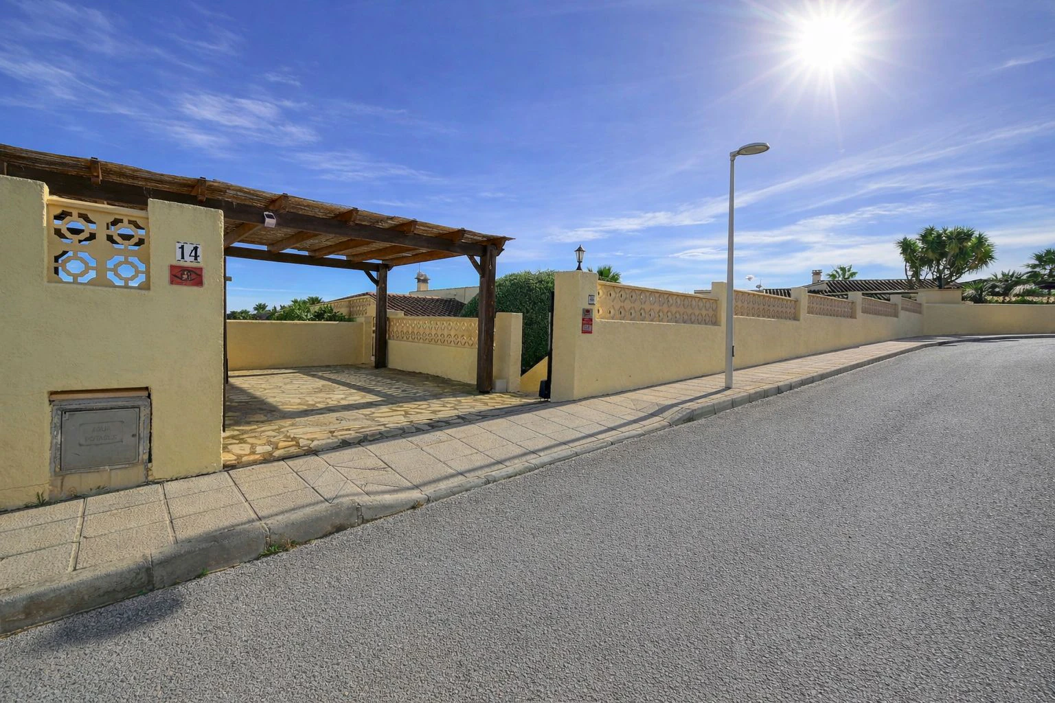 Villa en Benitachell con piscina, vistas al mar y energía solar