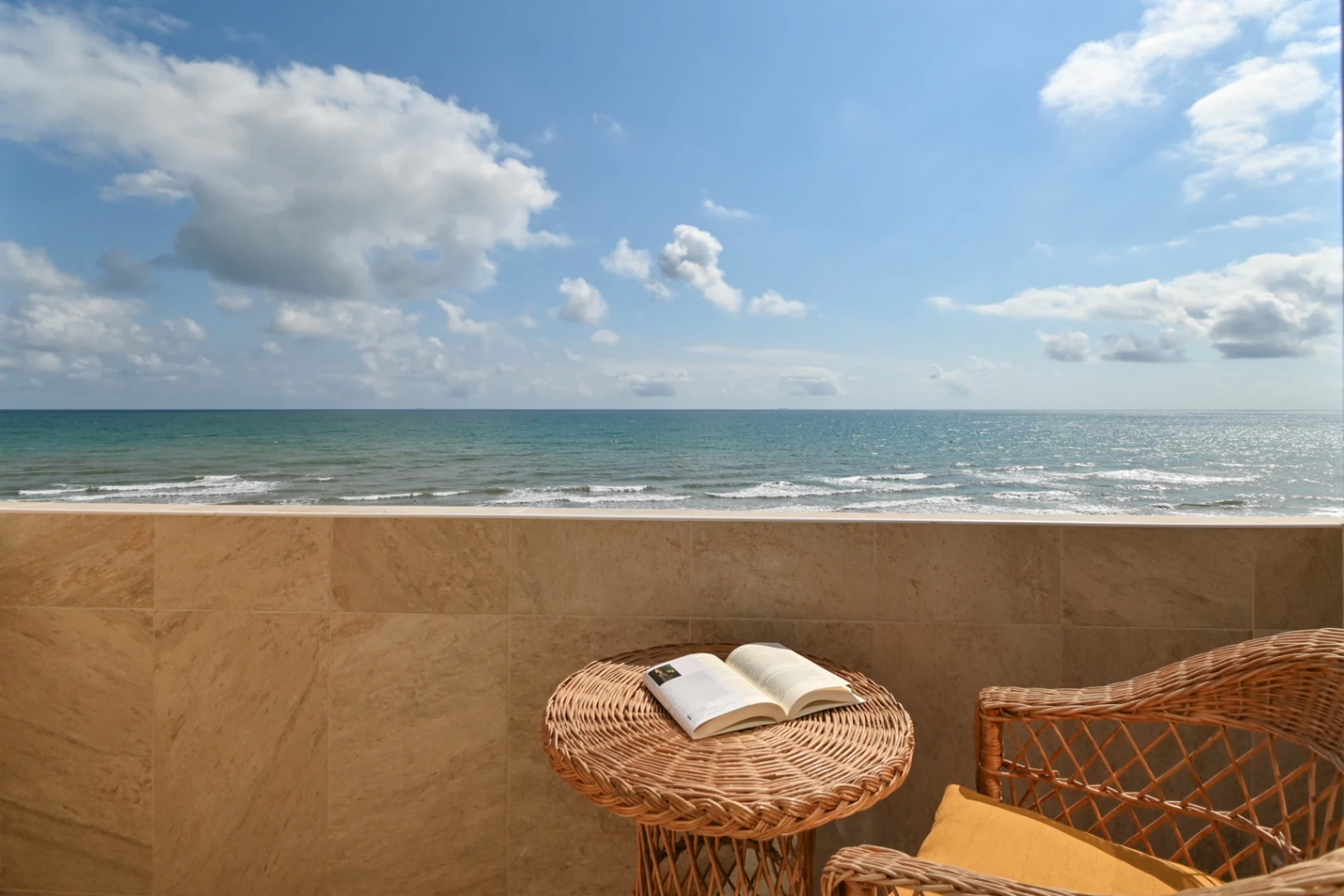 Vivienda frente al mar con garaje, terraza y 4 dormitorios