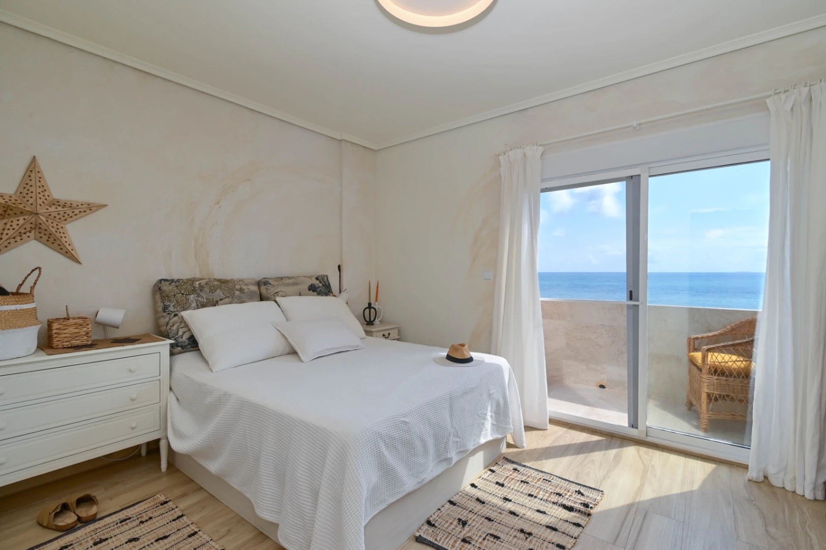 Vivienda frente al mar con garaje, terraza y 4 dormitorios