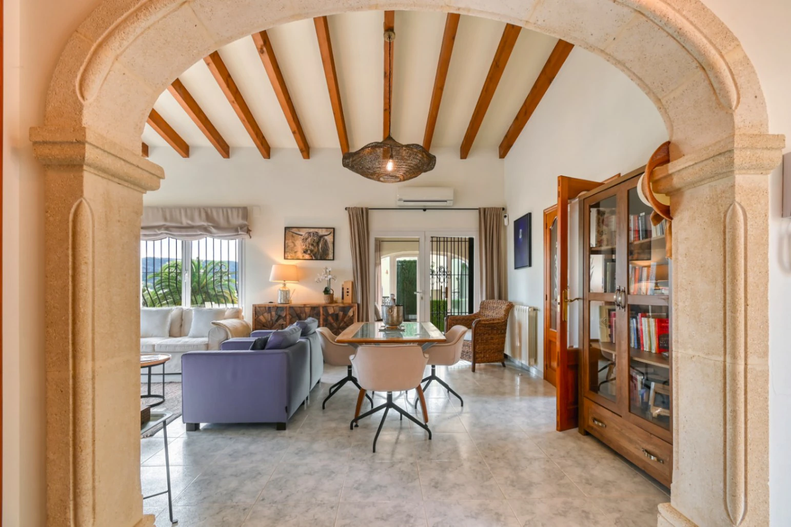 Villa en Benitachell con piscina, vistas al mar y energía solar