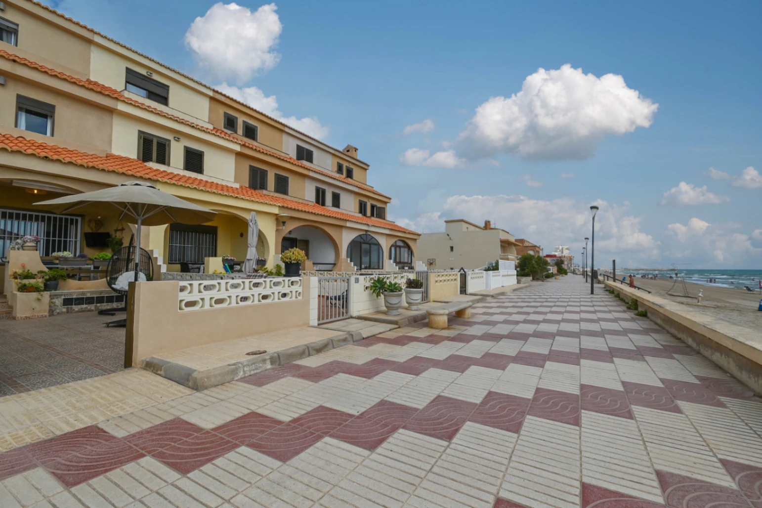 Vivienda frente al mar con garaje, terraza y 4 dormitorios