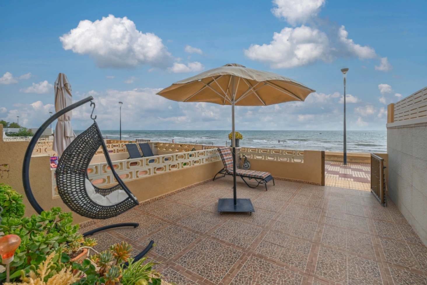 Vivienda frente al mar con garaje, terraza y 4 dormitorios