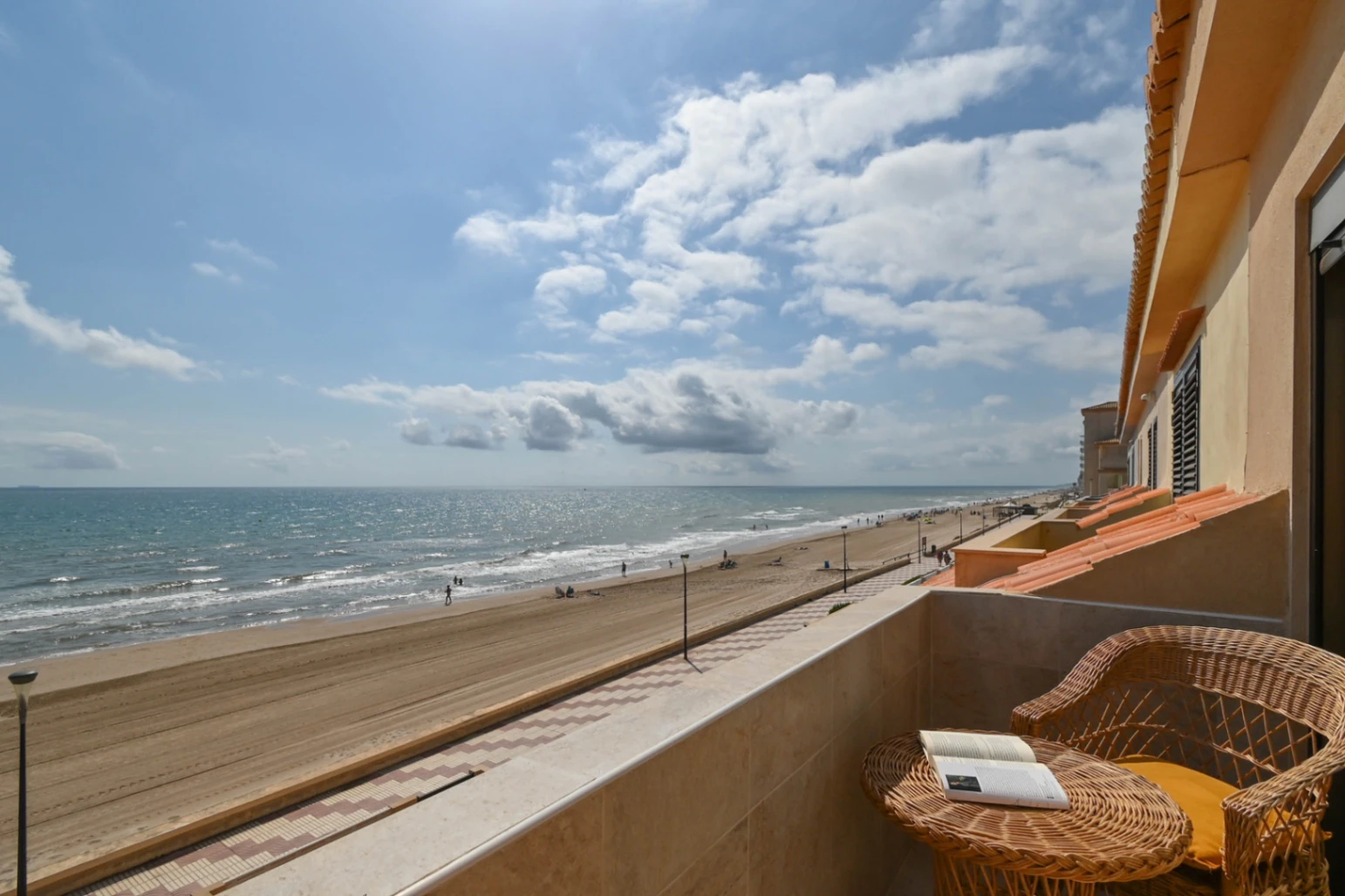 Vivienda frente al mar con garaje, terraza y 4 dormitorios