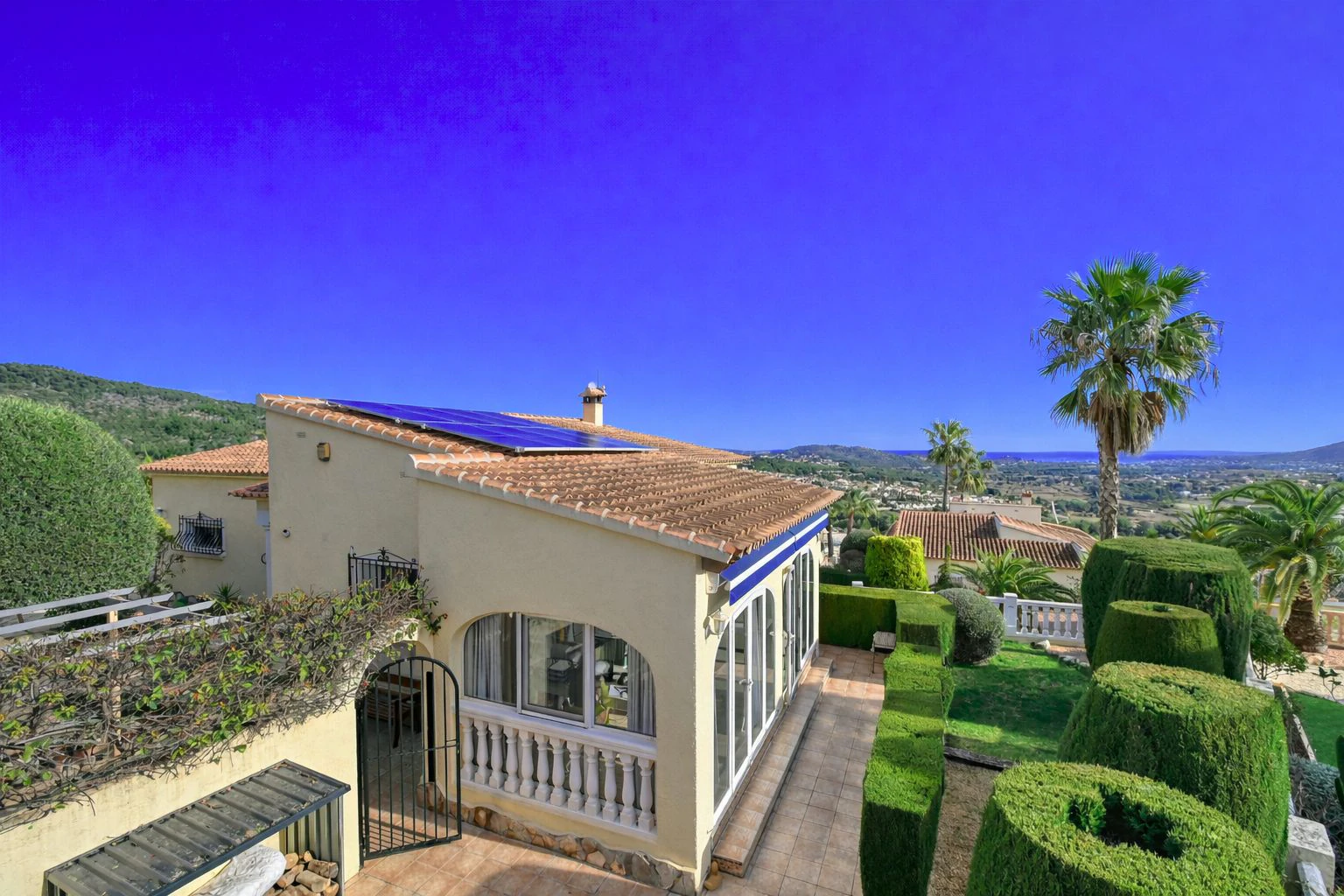 Villa en Benitachell con piscina, vistas al mar y energía solar