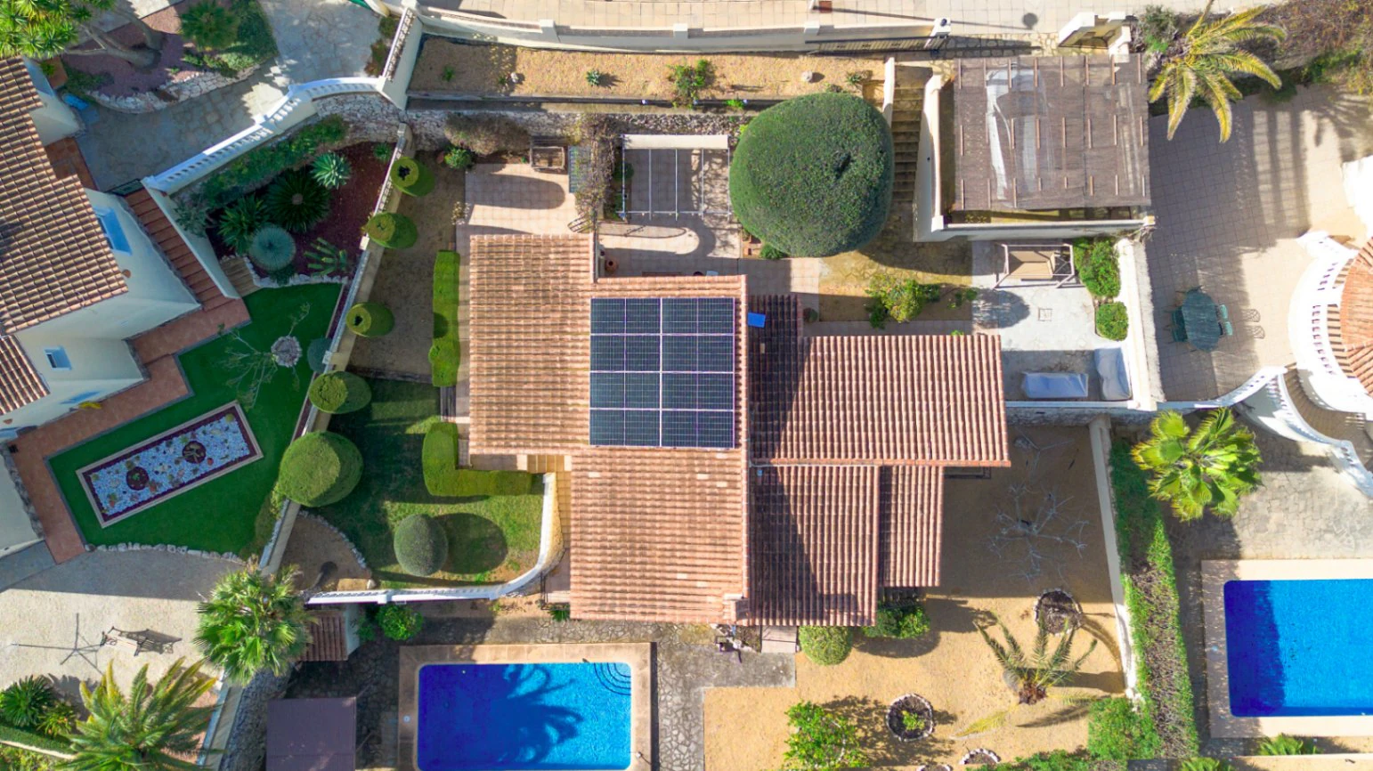Villa en Benitachell con piscina, vistas al mar y energía solar
