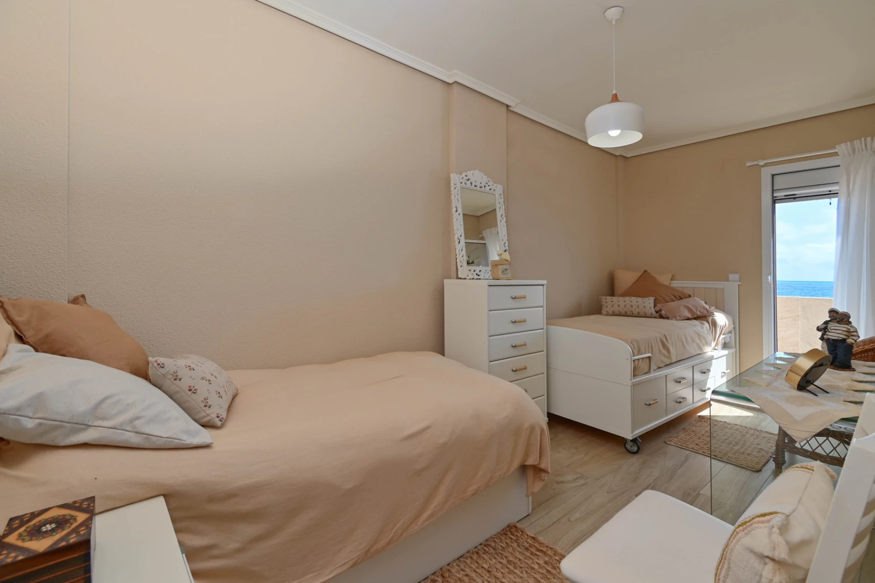 Vivienda frente al mar con garaje, terraza y 4 dormitorios