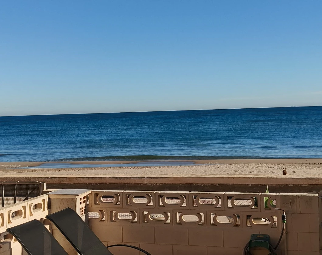 Vivienda frente al mar con garaje, terraza y 4 dormitorios