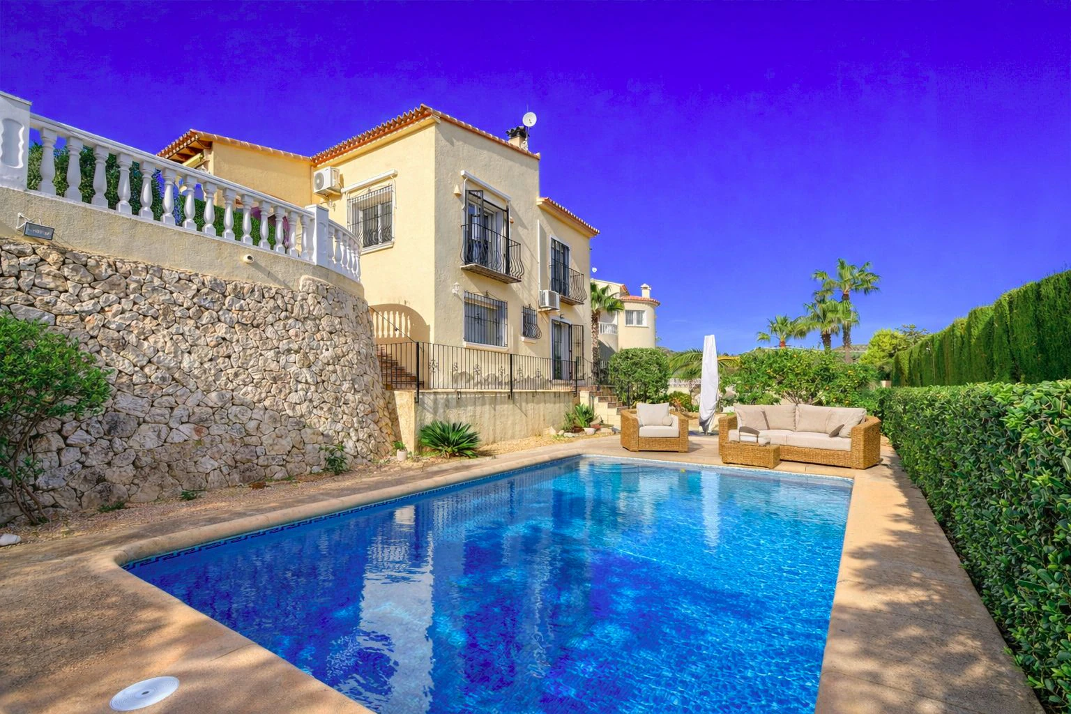 Villa en Benitachell con piscina, vistas al mar y energía solar