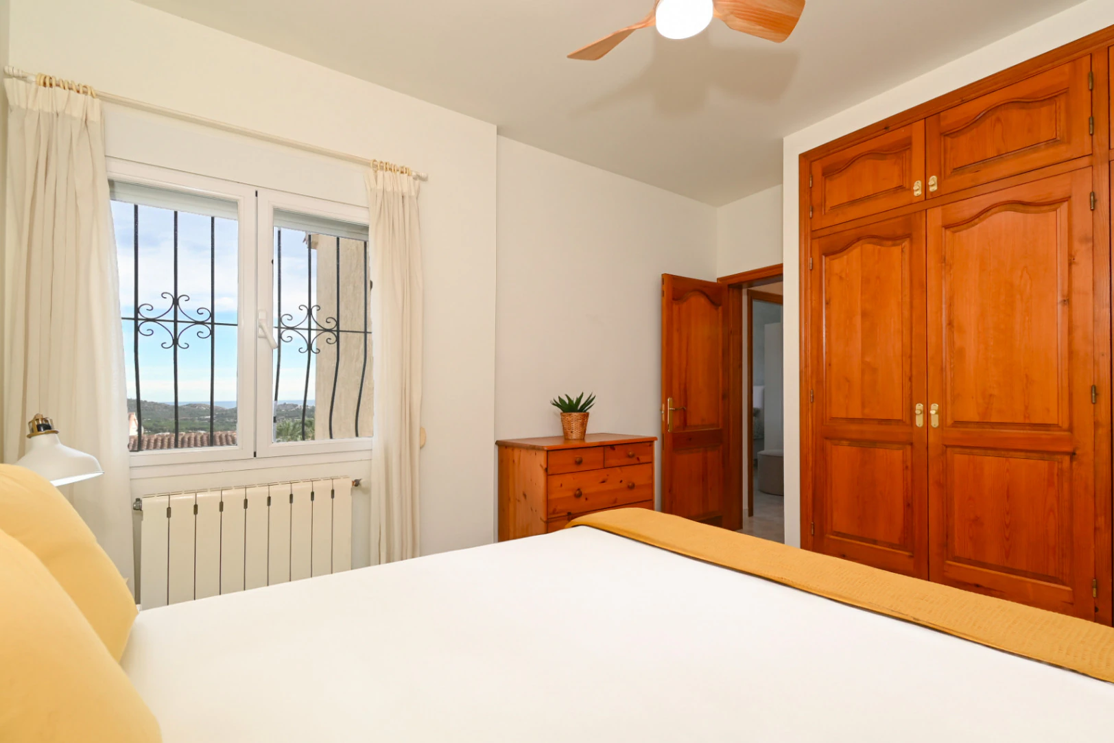 Villa en Benitachell con piscina, vistas al mar y energía solar