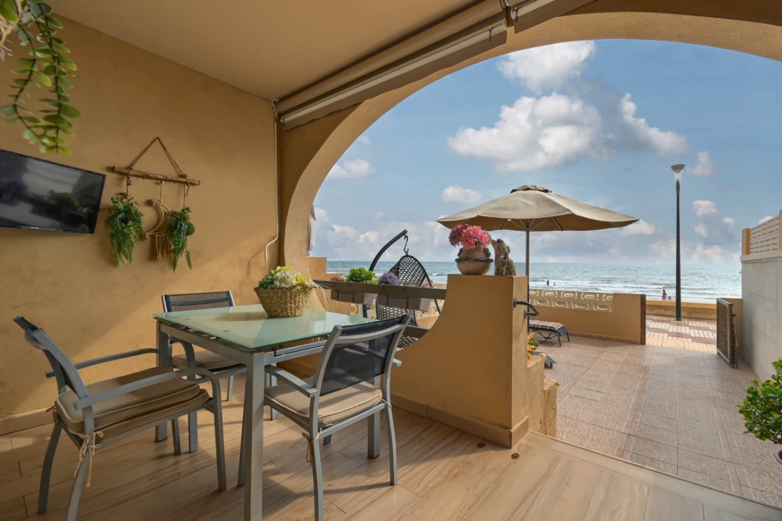 Vivienda frente al mar con garaje, terraza y 4 dormitorios