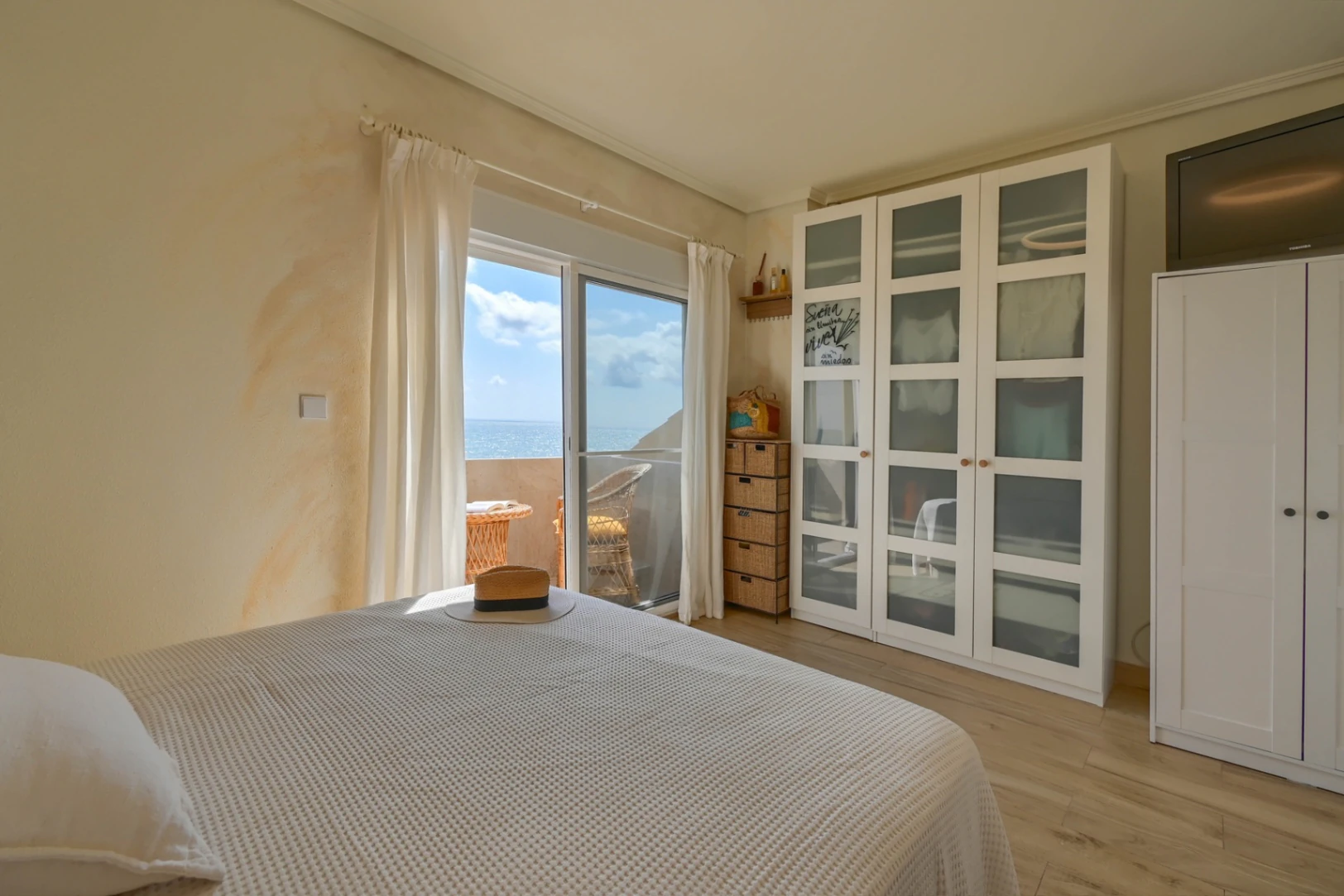 Vivienda frente al mar con garaje, terraza y 4 dormitorios