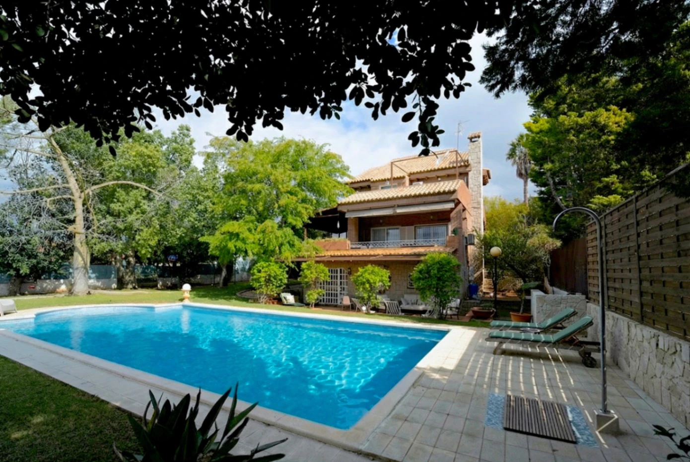 Chalet exclusivo con gran parcela y piscina junto a La Eliana, Valencia