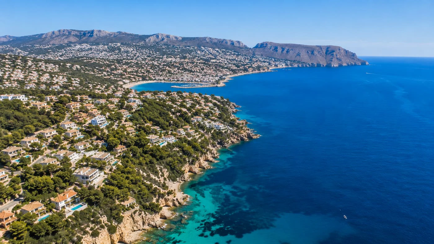 ¿Cuáles son las ubicaciones más populares para comprar chalets en la Costa Blanca?