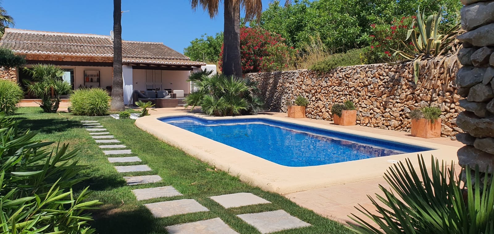 Bonita villa en venta con amplia parcela en Teulada