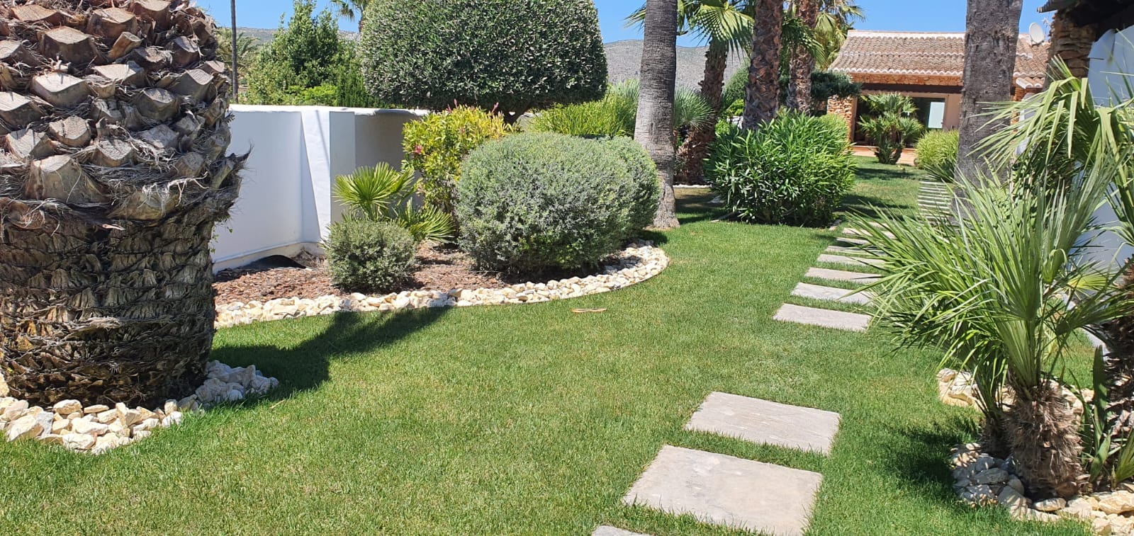 Bonita villa en venta con amplia parcela en Teulada