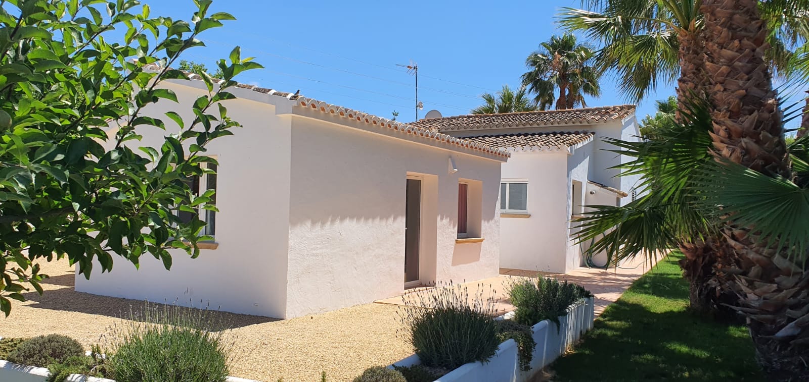Bonita villa en venta con amplia parcela en Teulada