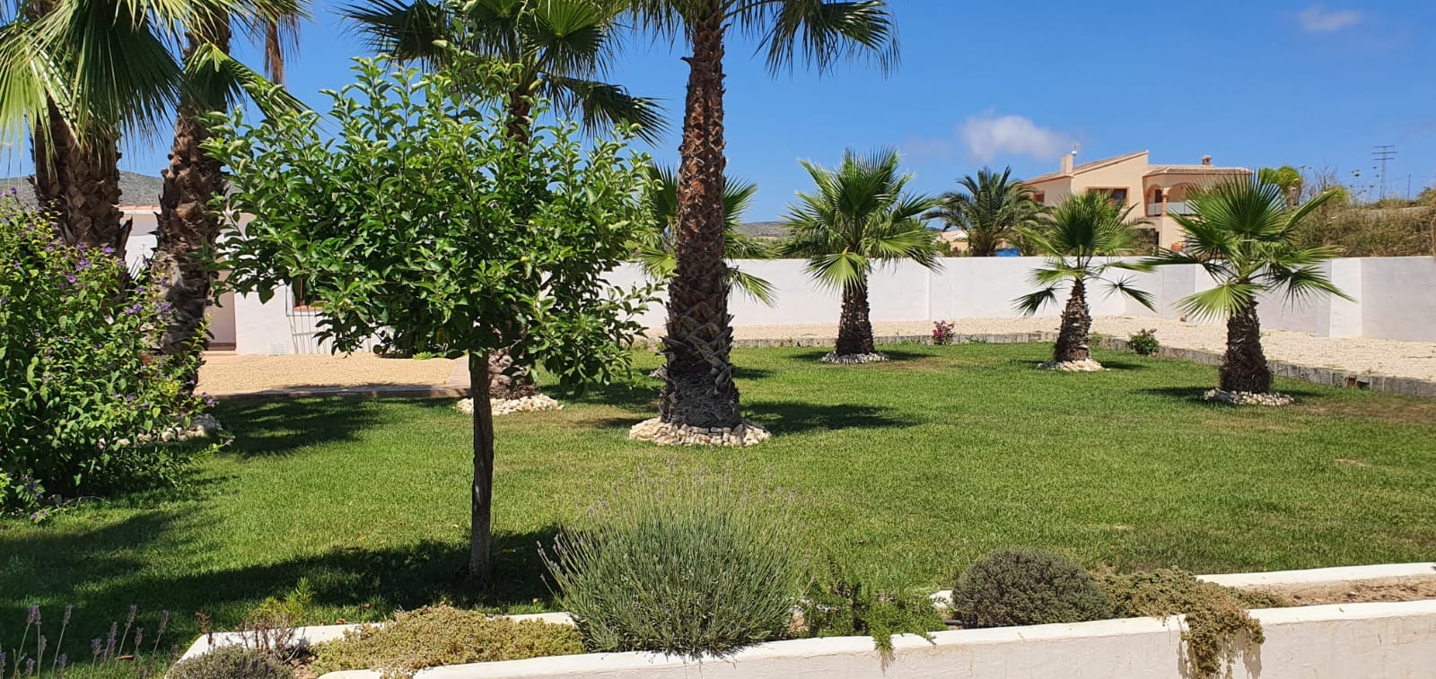 Bonita villa en venta con amplia parcela en Teulada