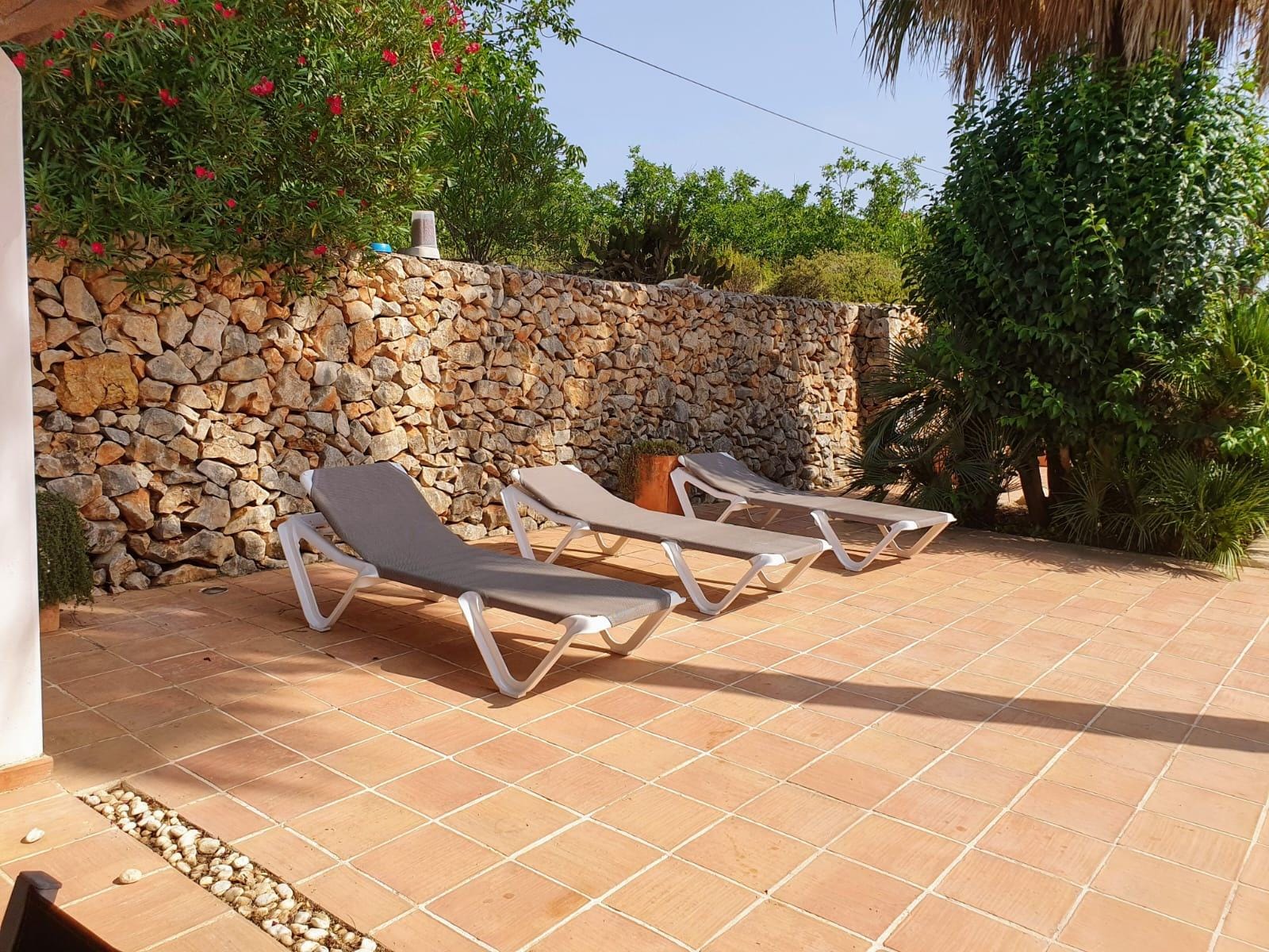 Bonita villa en venta con amplia parcela en Teulada