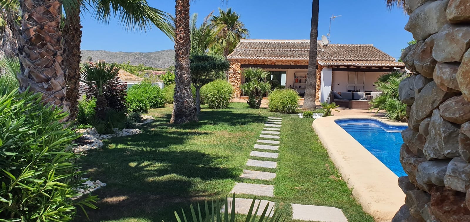 Bonita villa en venta con amplia parcela en Teulada