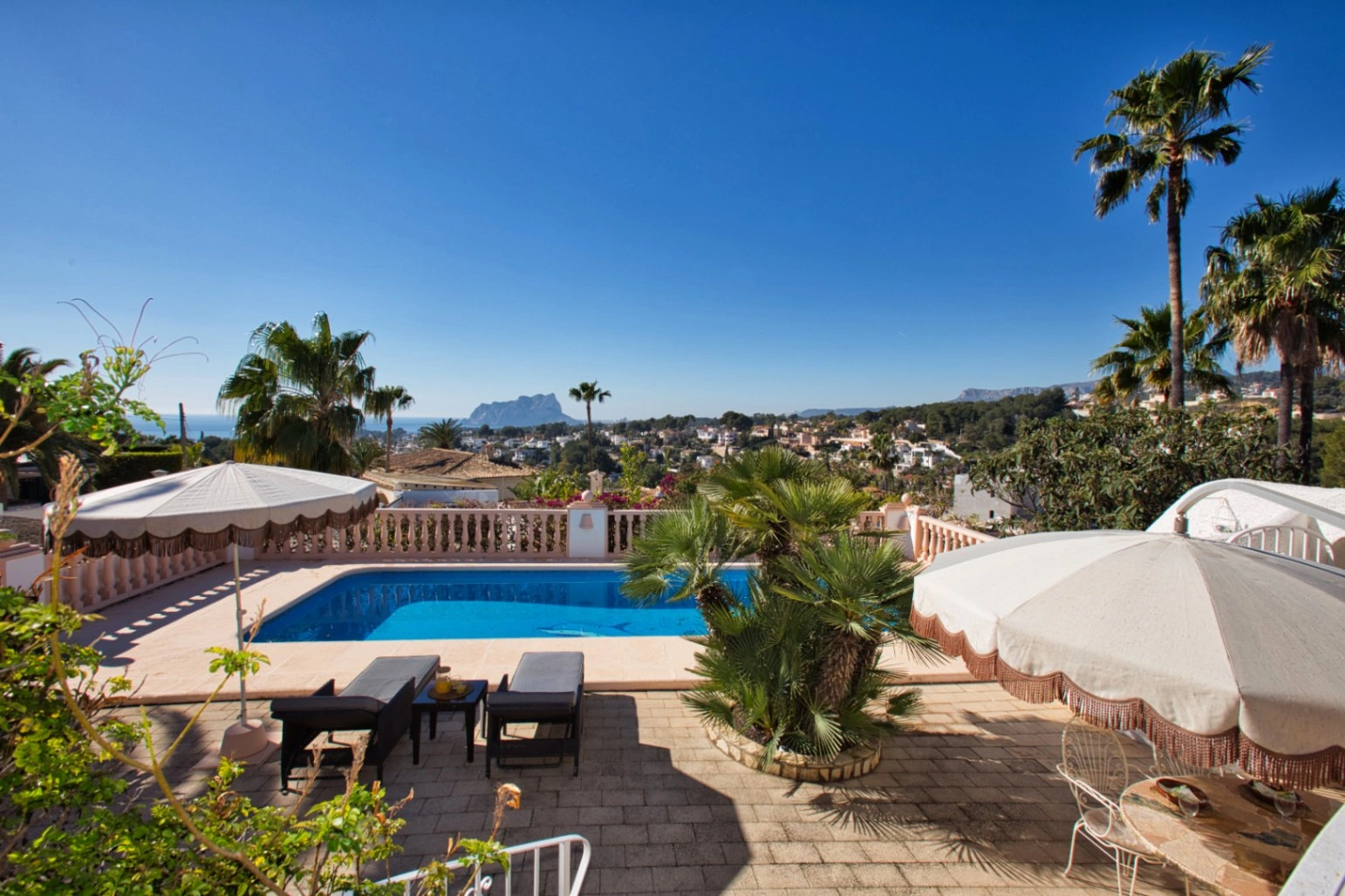 Villa tradicional con vistas al mar en venta en Benissa