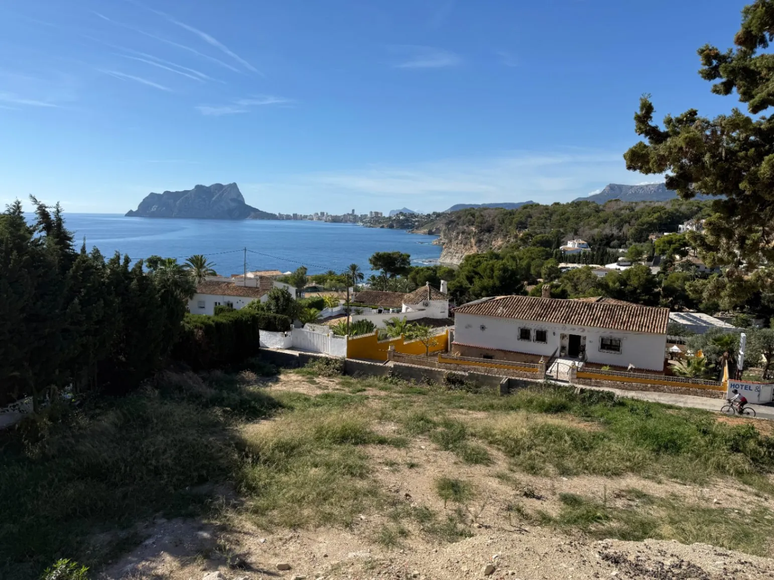 Amplia parcela con vistas al mar en venta en Benissa