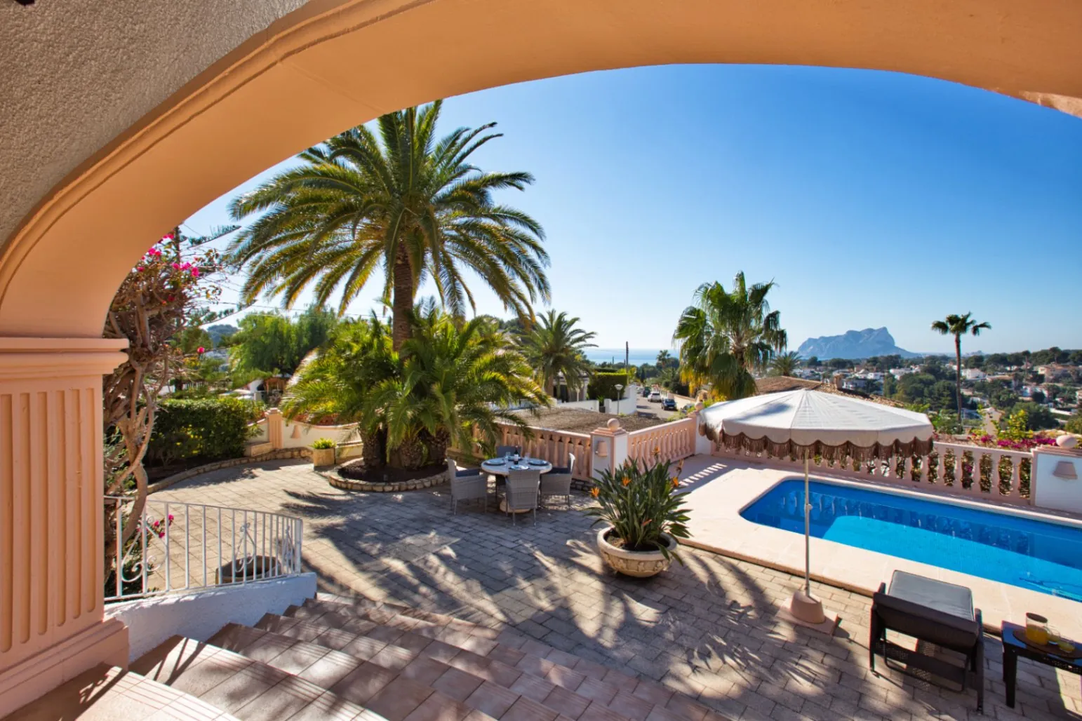 Villa tradicional con vistas al mar en venta en Benissa