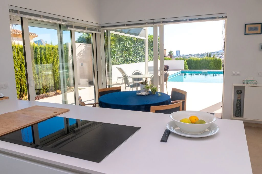 Villa en venta de estilo moderno con vistas al mar en Calpe