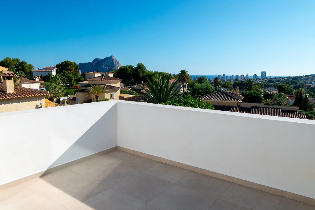 Villa en venta de estilo moderno con vistas al mar en Calpe