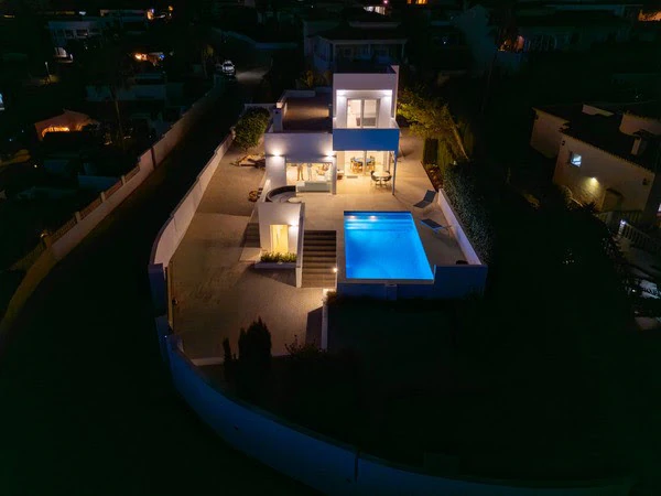 Villa en venta de estilo moderno con vistas al mar en Calpe