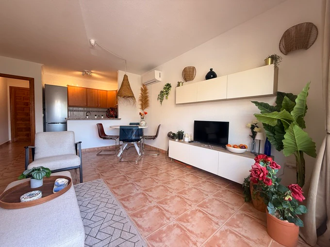 Helle Wohnung mit 2 Schlafzimmern und 2 Bädern mit Pool, nur 15 Gehminuten vom Strand Cumbre del Sol entfernt.