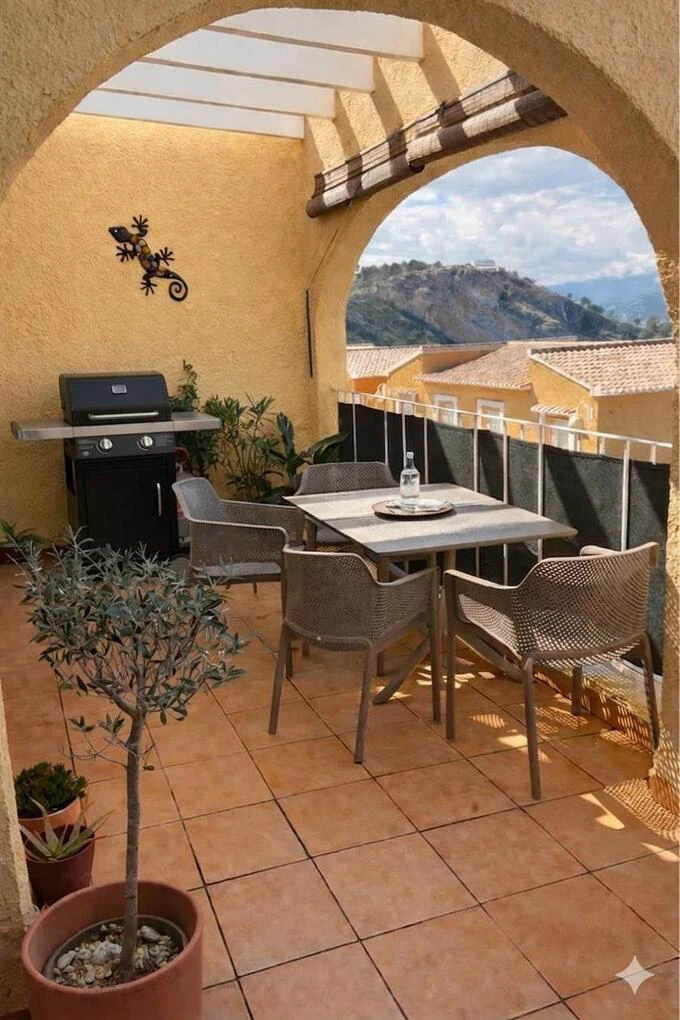 Helle Wohnung mit 2 Schlafzimmern und 2 Bädern mit Pool, nur 15 Gehminuten vom Strand Cumbre del Sol entfernt.