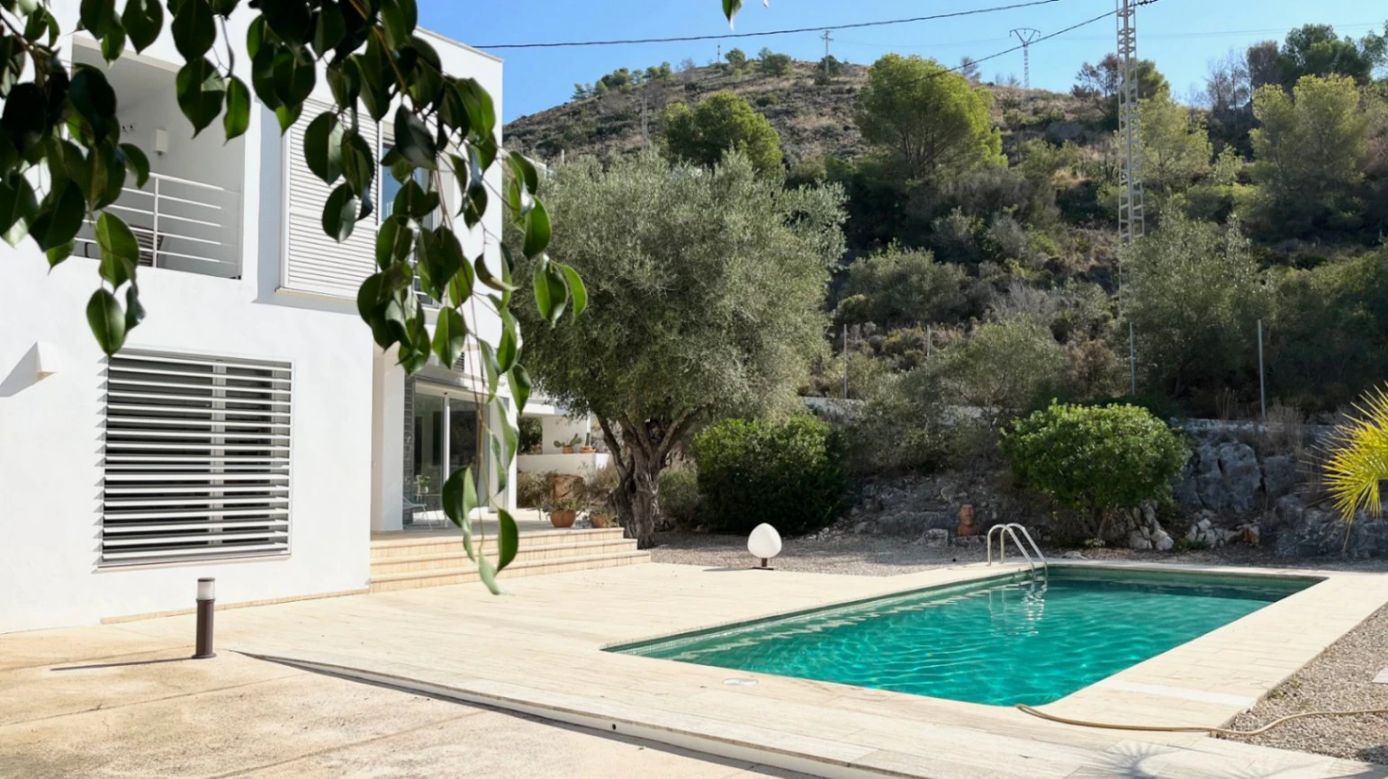 Prachtige moderne villa te koop in El Portet, Moraira