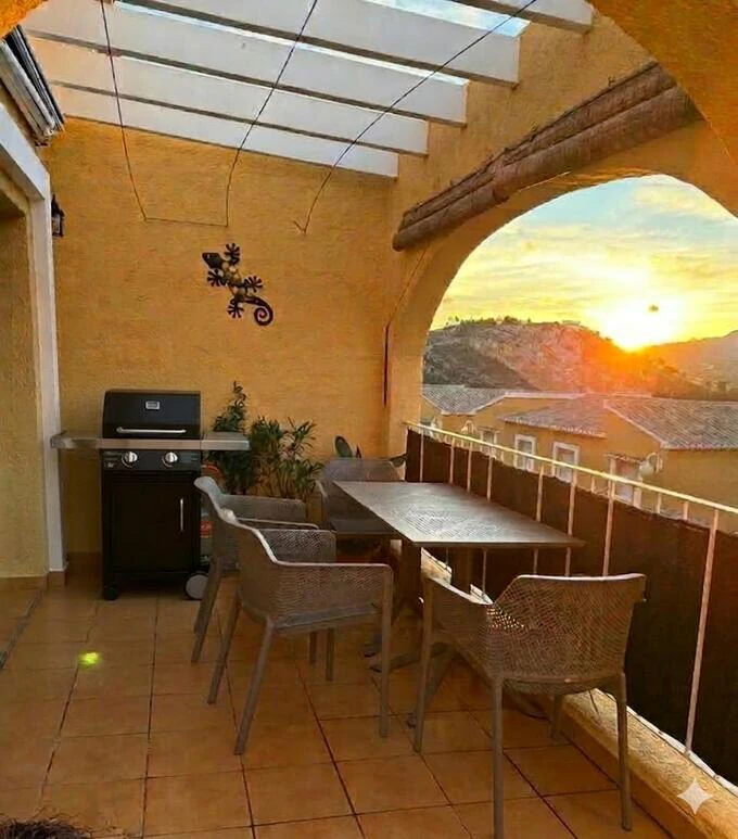 Helle Wohnung mit 2 Schlafzimmern und 2 Bädern mit Pool, nur 15 Gehminuten vom Strand Cumbre del Sol entfernt.