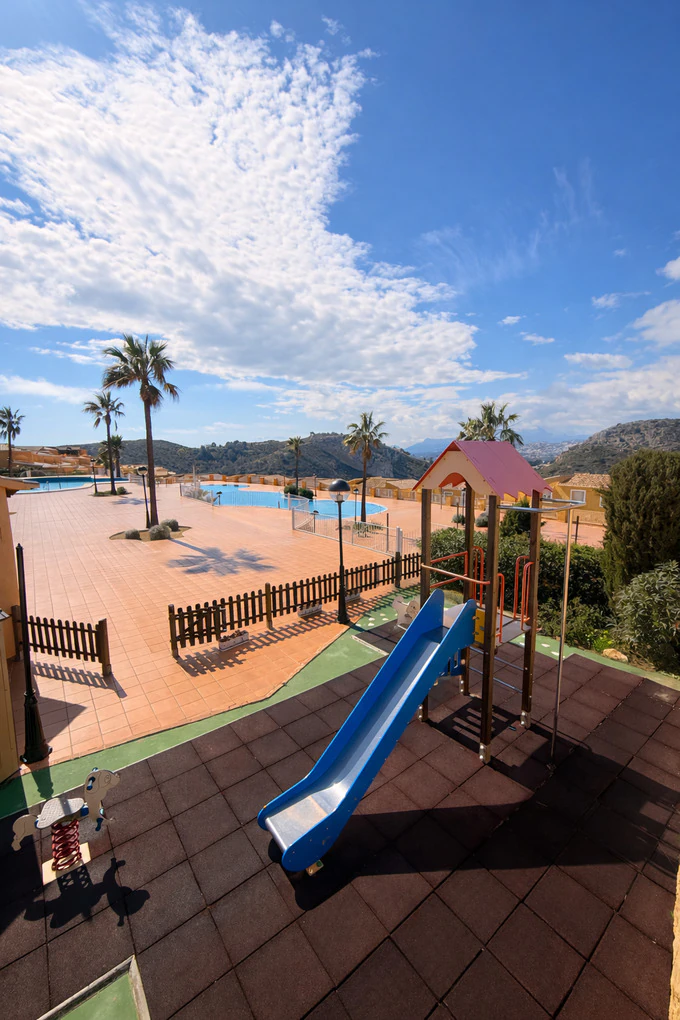 CW0339 - Luminoso apartamento de 2 dormitorios y 2 baños con piscina y a 15 minutos a pie de la playa Cumbre del Sol