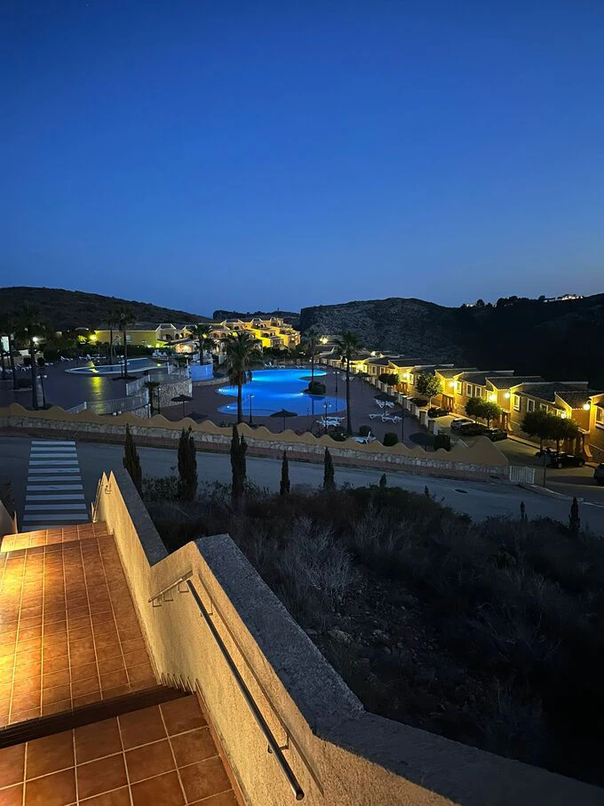 Helle Wohnung mit 2 Schlafzimmern und 2 Bädern mit Pool, nur 15 Gehminuten vom Strand Cumbre del Sol entfernt.