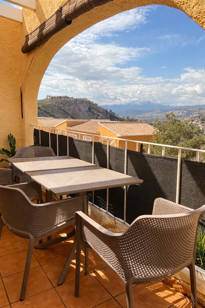 Helle Wohnung mit 2 Schlafzimmern und 2 Bädern mit Pool, nur 15 Gehminuten vom Strand Cumbre del Sol entfernt.
