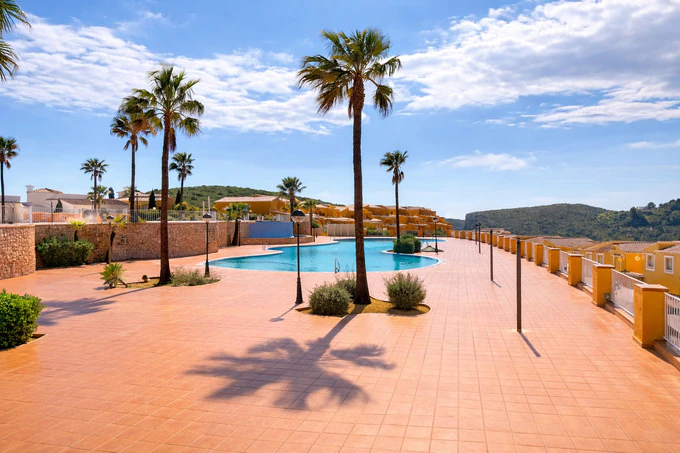Helle Wohnung mit 2 Schlafzimmern und 2 Bädern mit Pool, nur 15 Gehminuten vom Strand Cumbre del Sol entfernt.