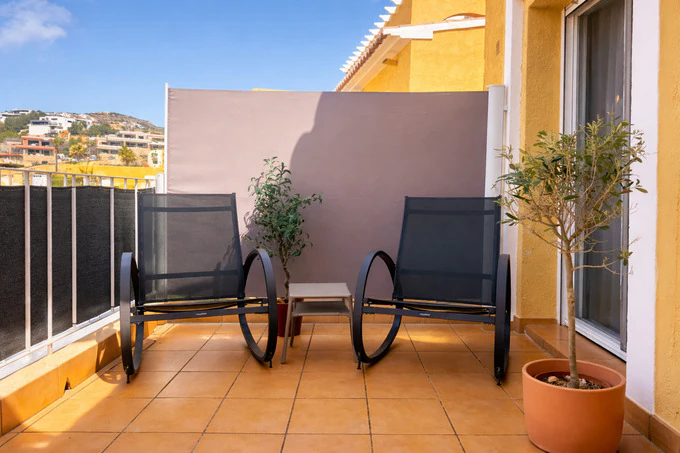 Luminoso apartamento de 2 dormitorios y 2 baños con piscina y a 15 minutos a pie de la playa Cumbre del Sol