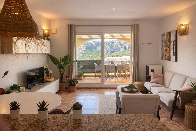 Luminoso apartamento de 2 dormitorios y 2 baños con piscina y a 15 minutos a pie de la playa Cumbre del Sol