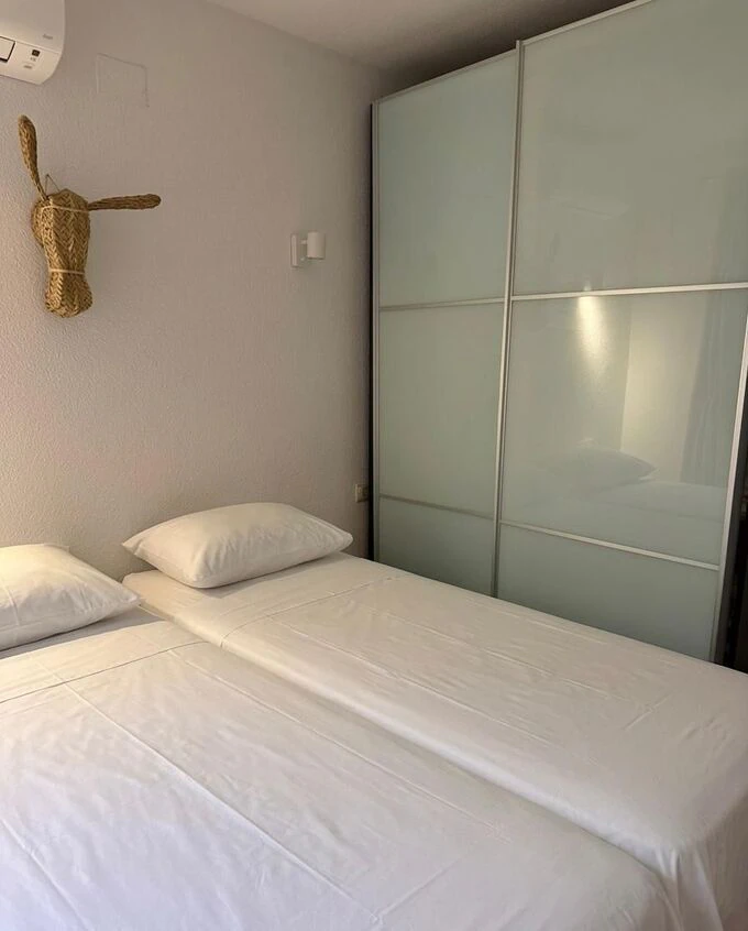 Luminoso apartamento de 2 dormitorios y 2 baños con piscina y a 15 minutos a pie de la playa Cumbre del Sol