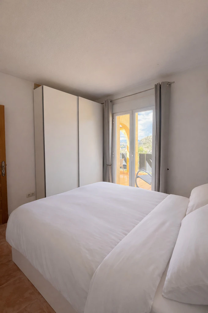 Luminoso apartamento de 2 dormitorios y 2 baños con piscina y a 15 minutos a pie de la playa Cumbre del Sol