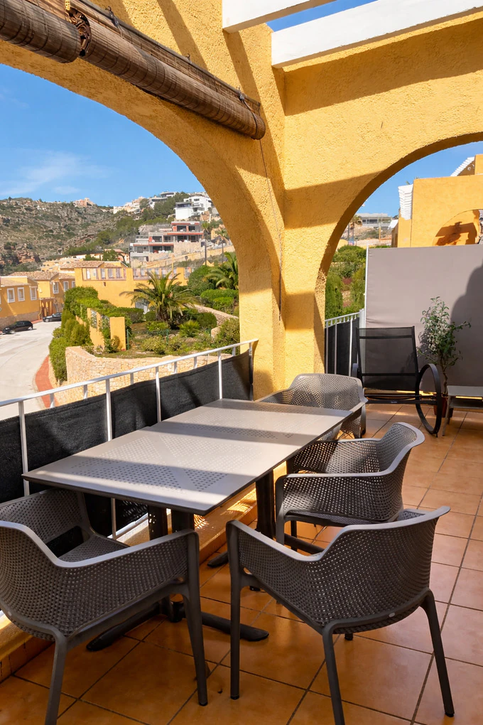 Luminoso apartamento de 2 dormitorios y 2 baños con piscina y a 15 minutos a pie de la playa Cumbre del Sol