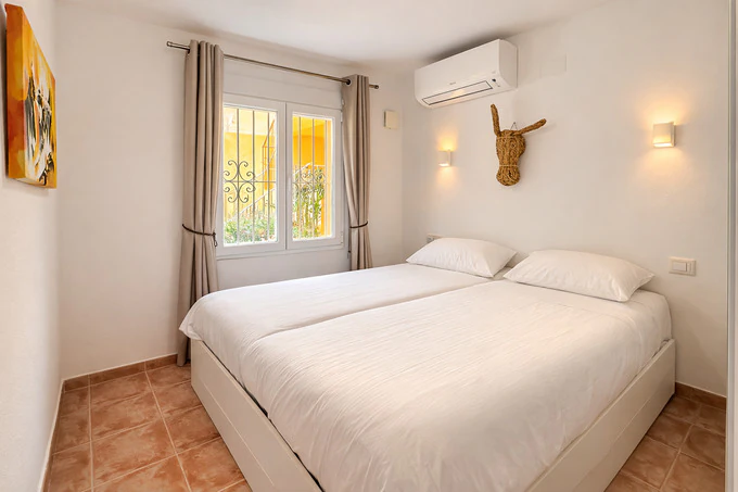 Luminoso apartamento de 2 dormitorios y 2 baños con piscina y a 15 minutos a pie de la playa Cumbre del Sol