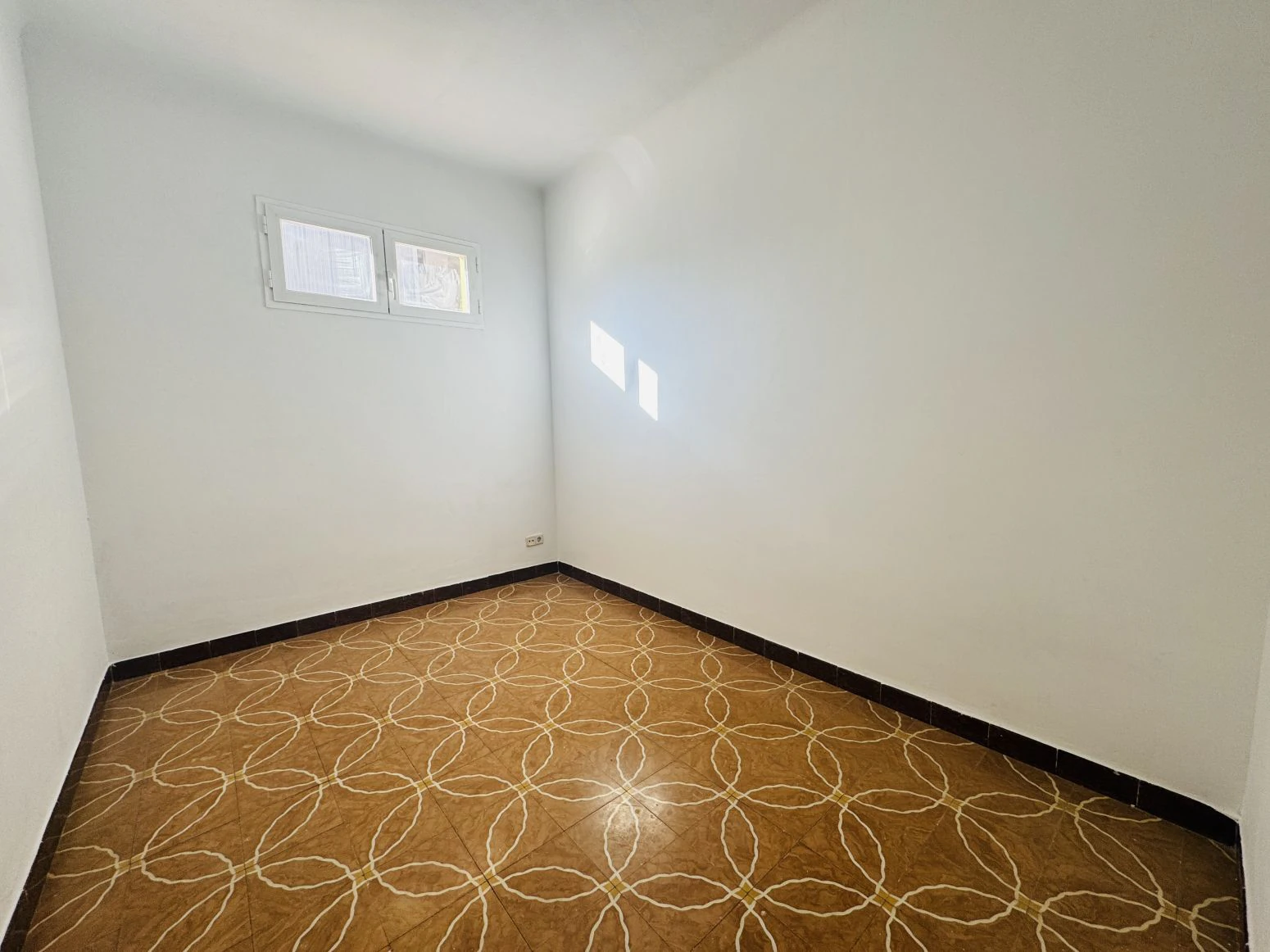 Casa con dos viviendas y taller mecánico en Salt, Girona