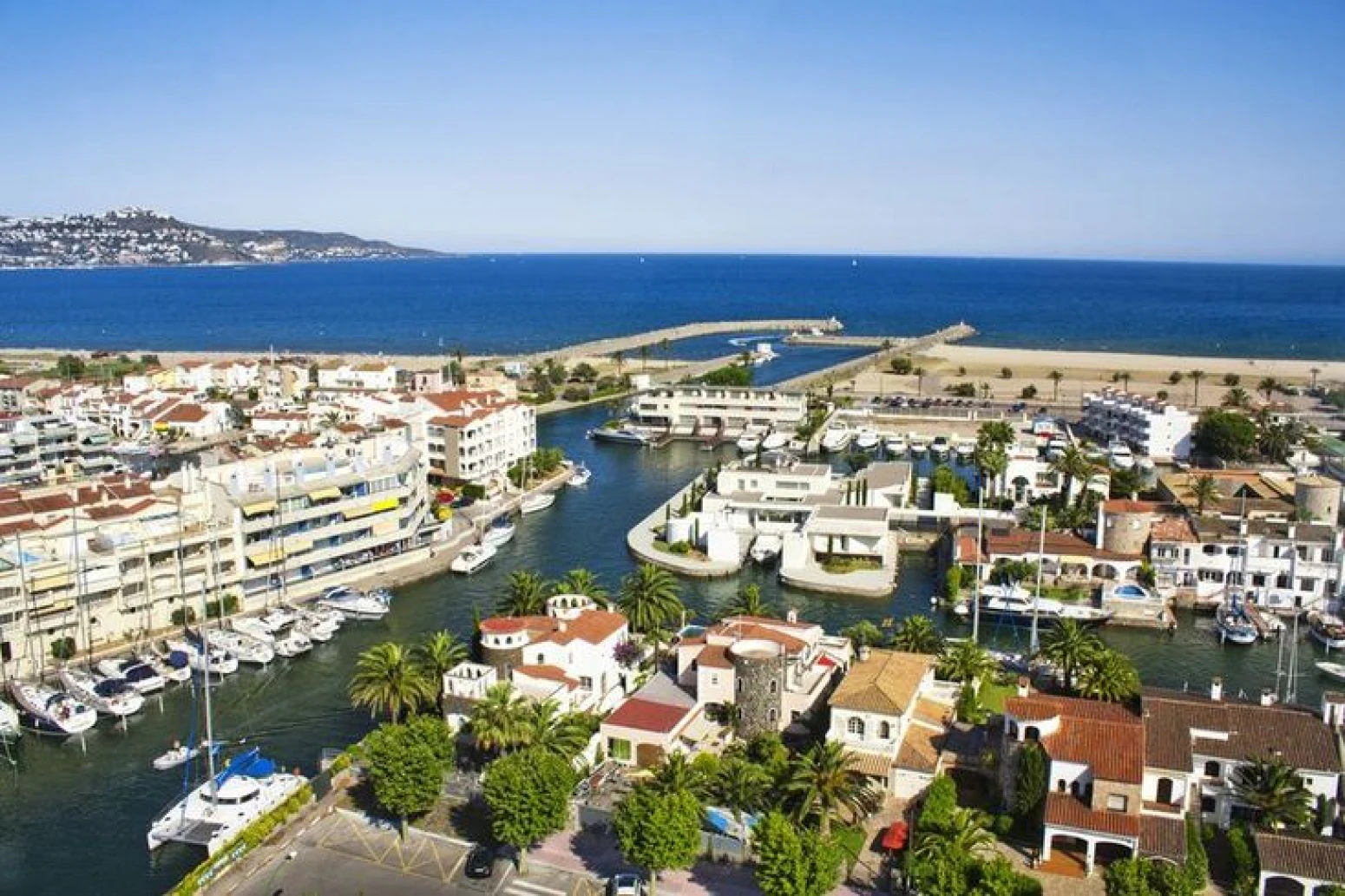 Casa adosada de 2 plantas en Empuriabrava, para reformar