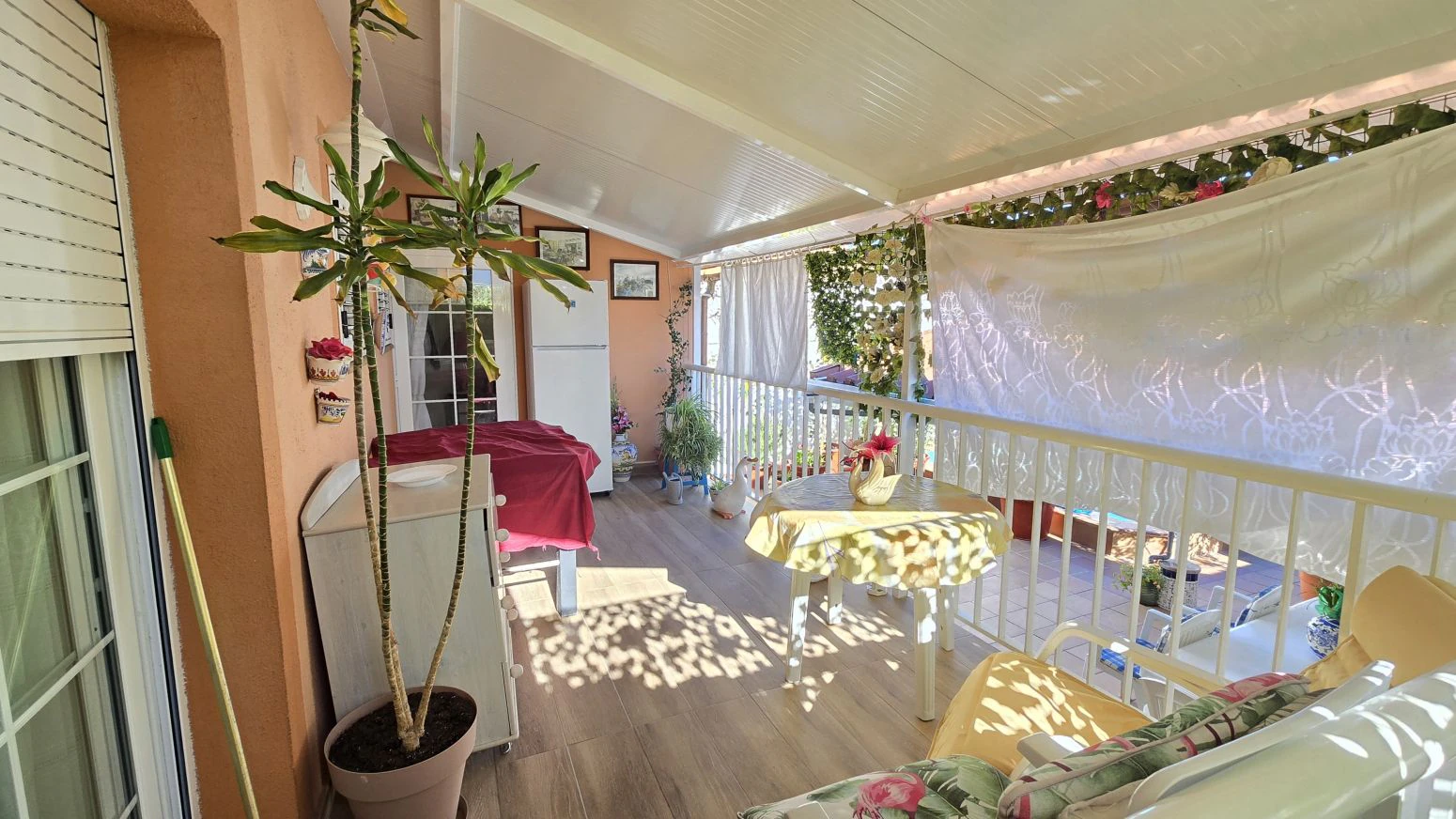 Vive arriba, opera abajo: casa + taller con ascensor y terra