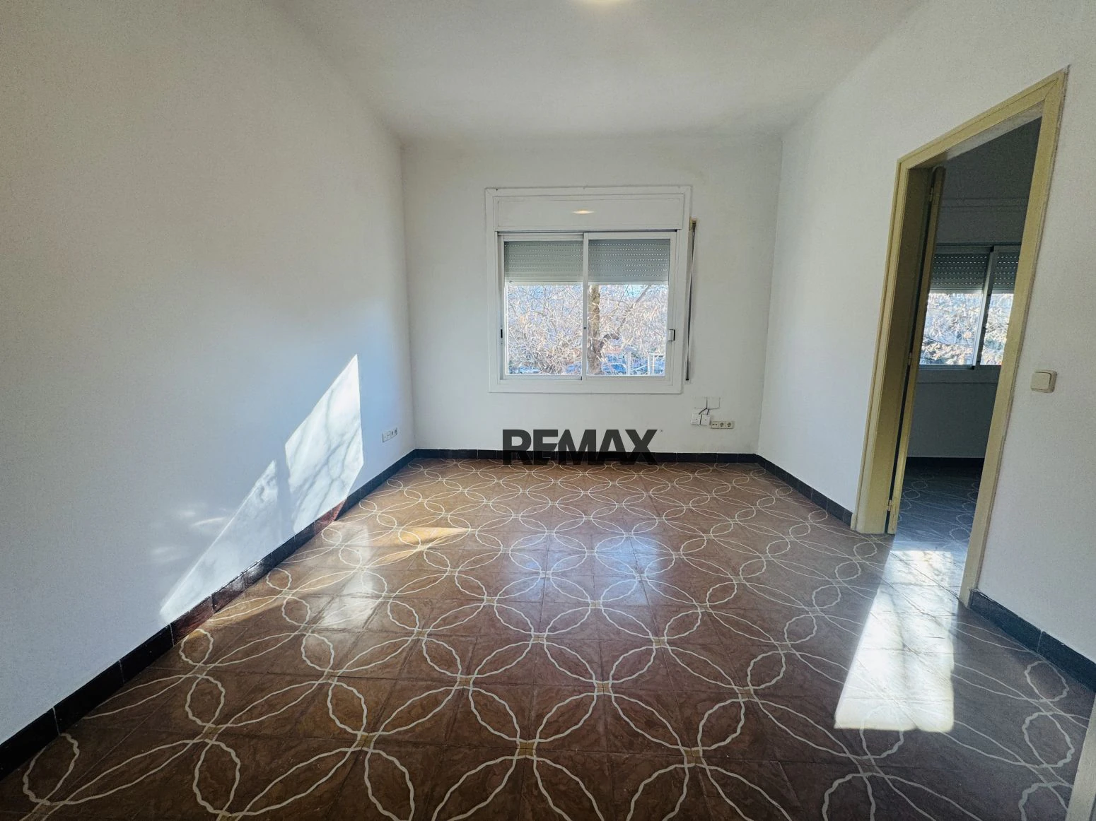 Casa con dos viviendas y taller mecánico en Salt, Girona