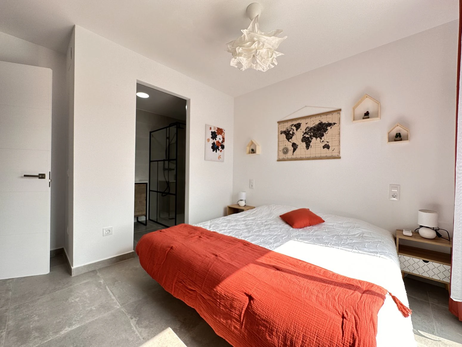 Bonita casa con piscina de obra nueva en sector Mestral de E