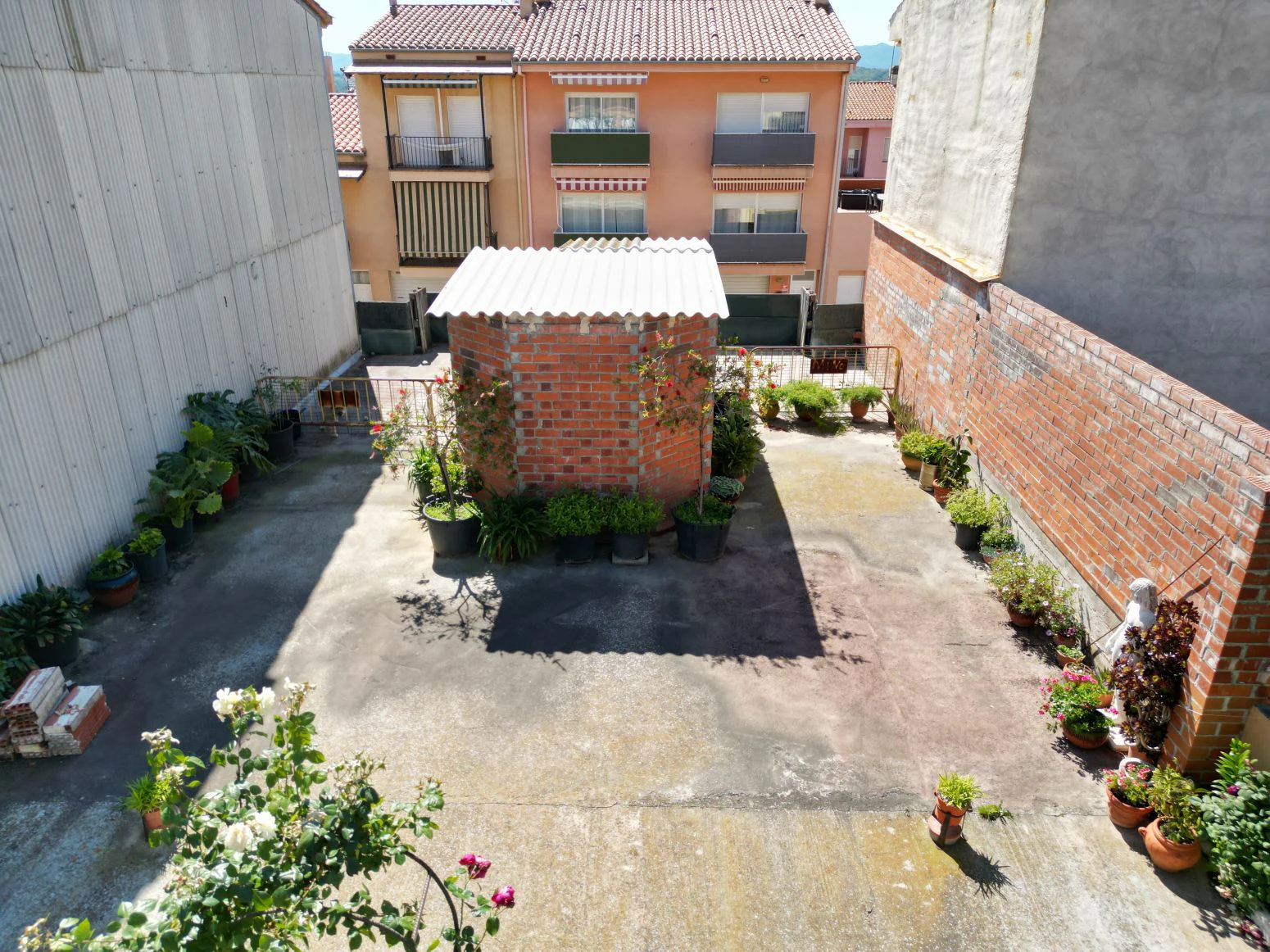 Terreno con dos garajes con posibilidad de realizar dos piso