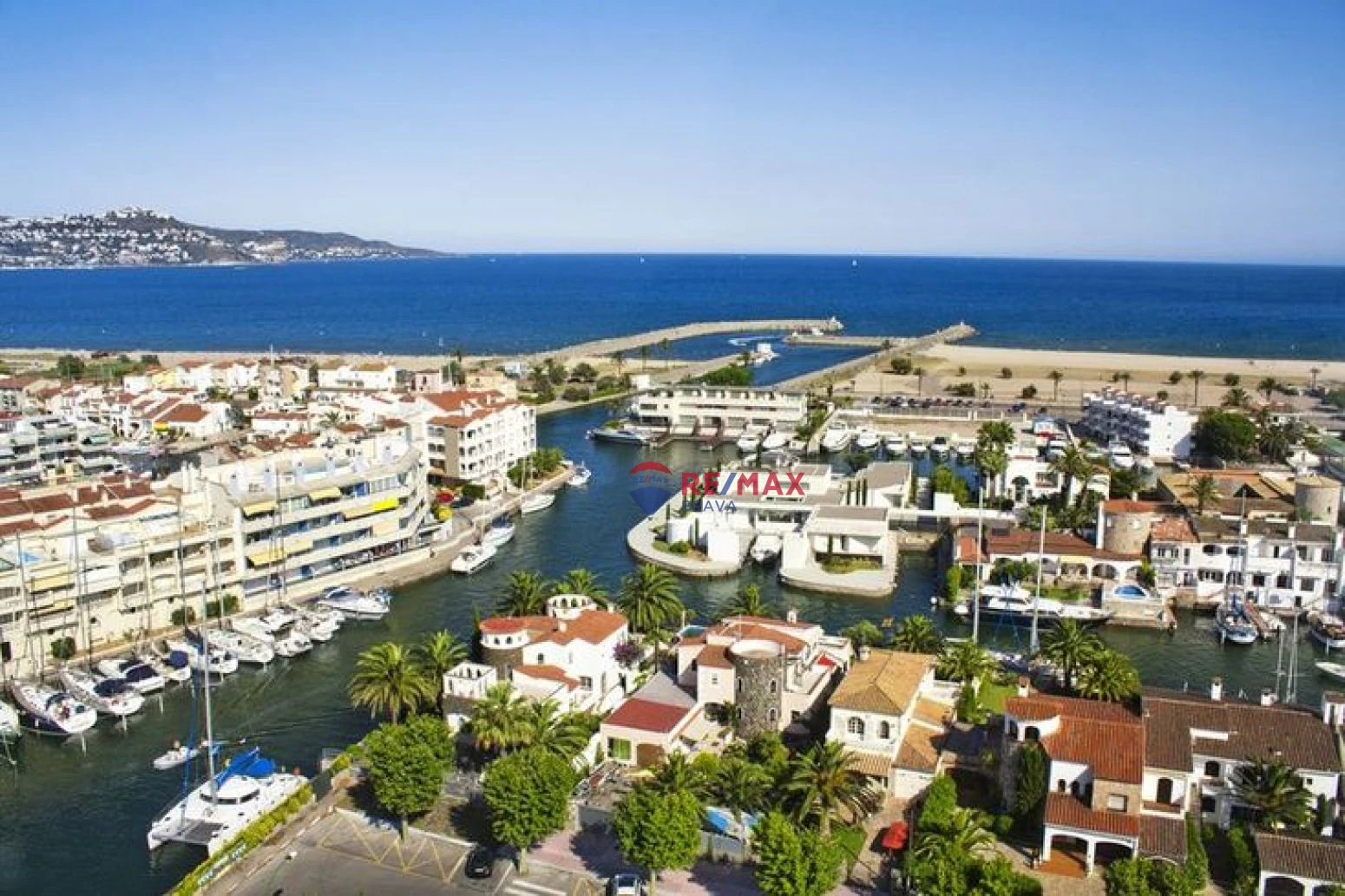 Casa adosada de 2 plantas en Empuriabrava, para reformar